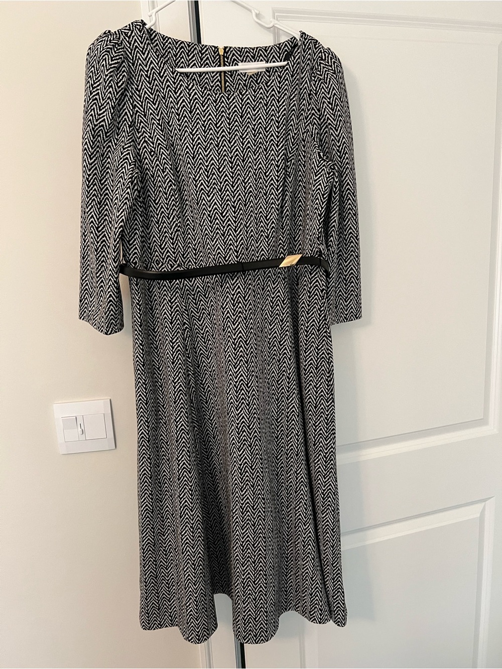 Calvin Klein Black and White Belted Chevron Belted Midi Dress (Sz 16) - Picture 3 of 7